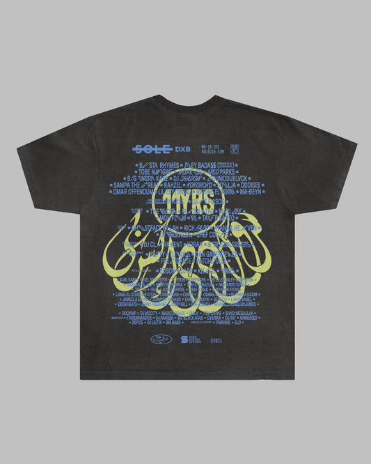 SOLE DXB 2O23 - OFFICIAL LINE UP - BLUE / YELLOW -  WASHED BLACK T-SHIRT